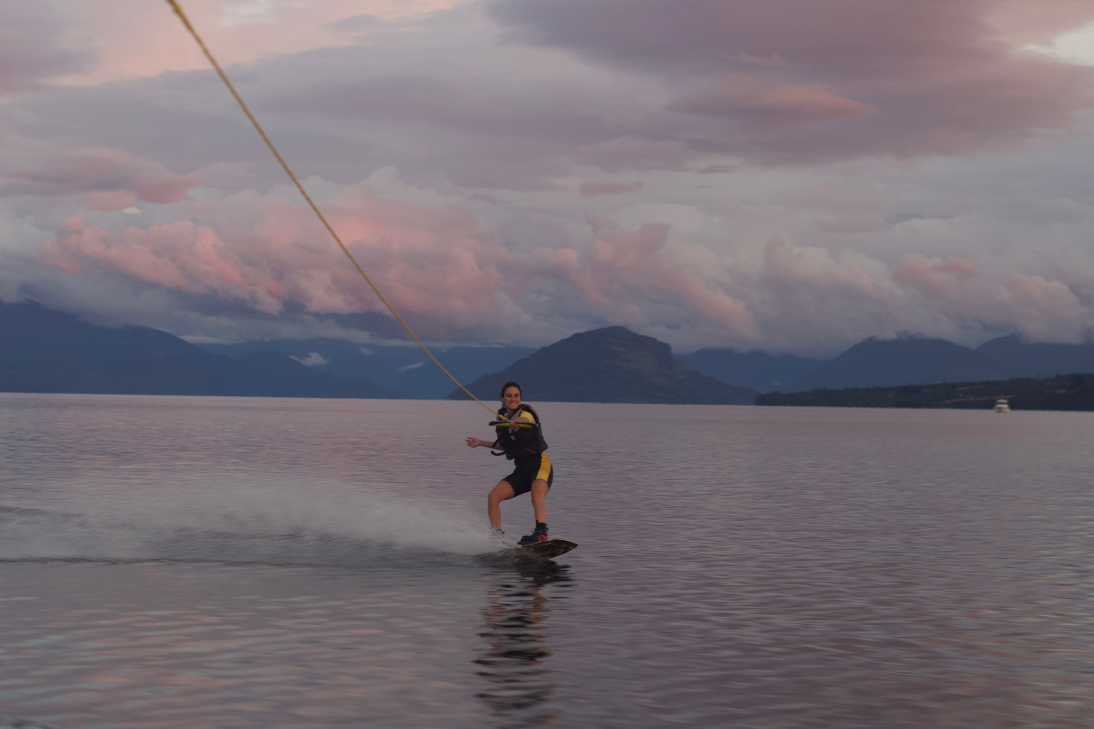 Karina haciendo wakeboard al atardecer