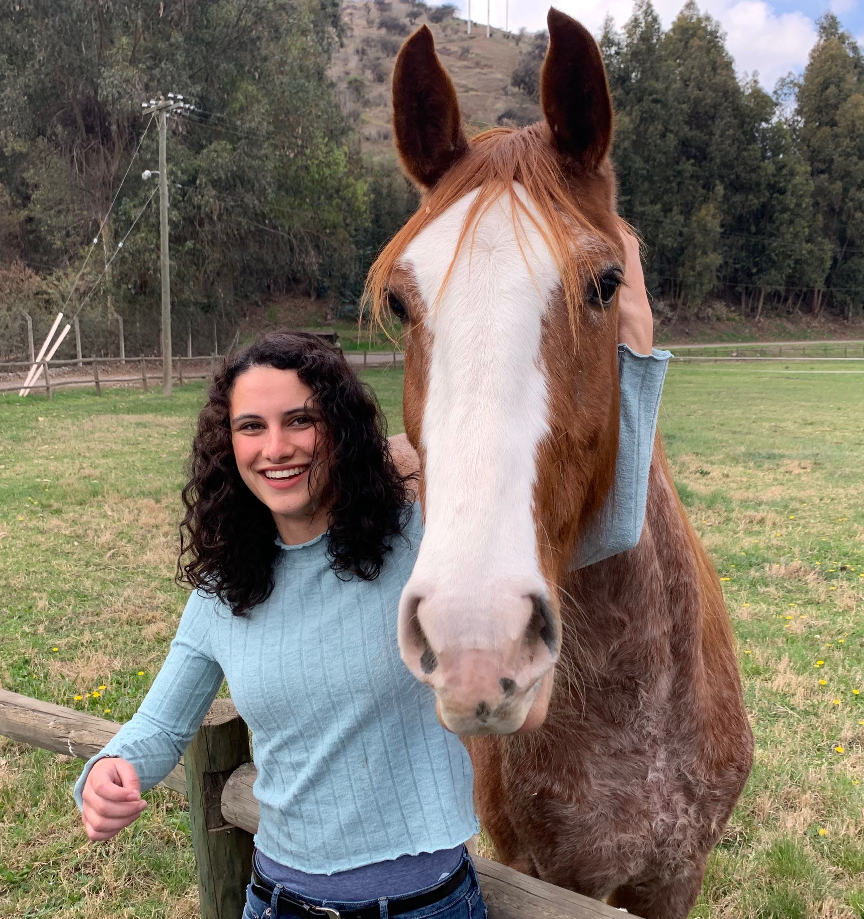 Karina junto a su caballo