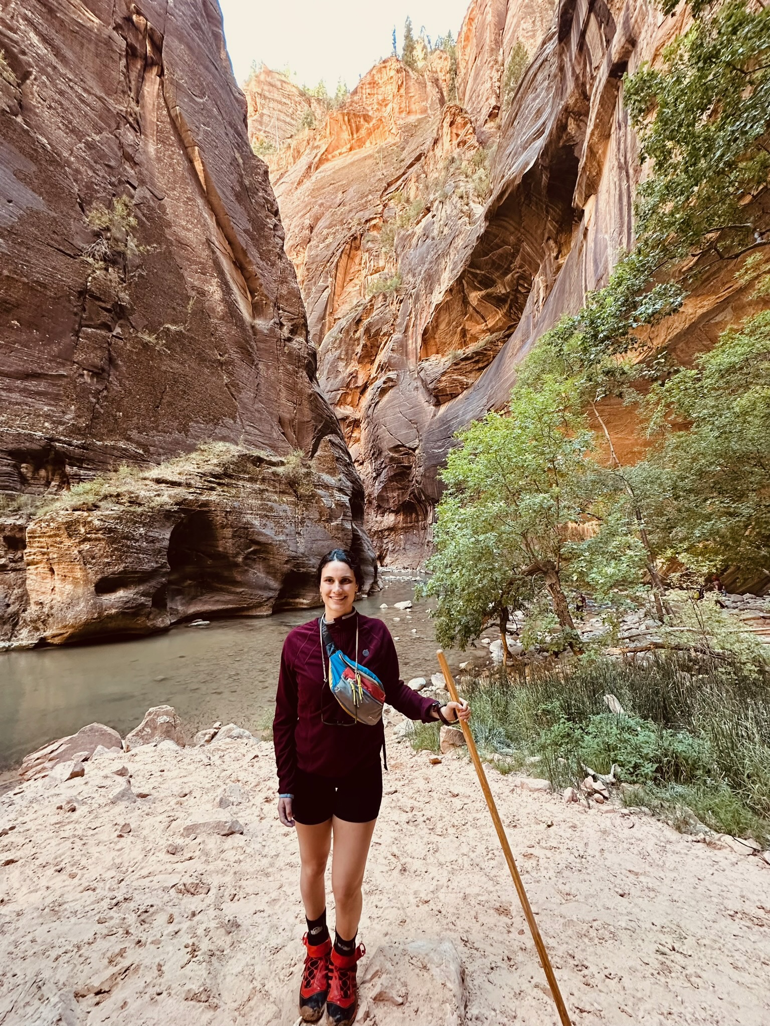 Karina haciendo trekking en The Narrows, Zion
