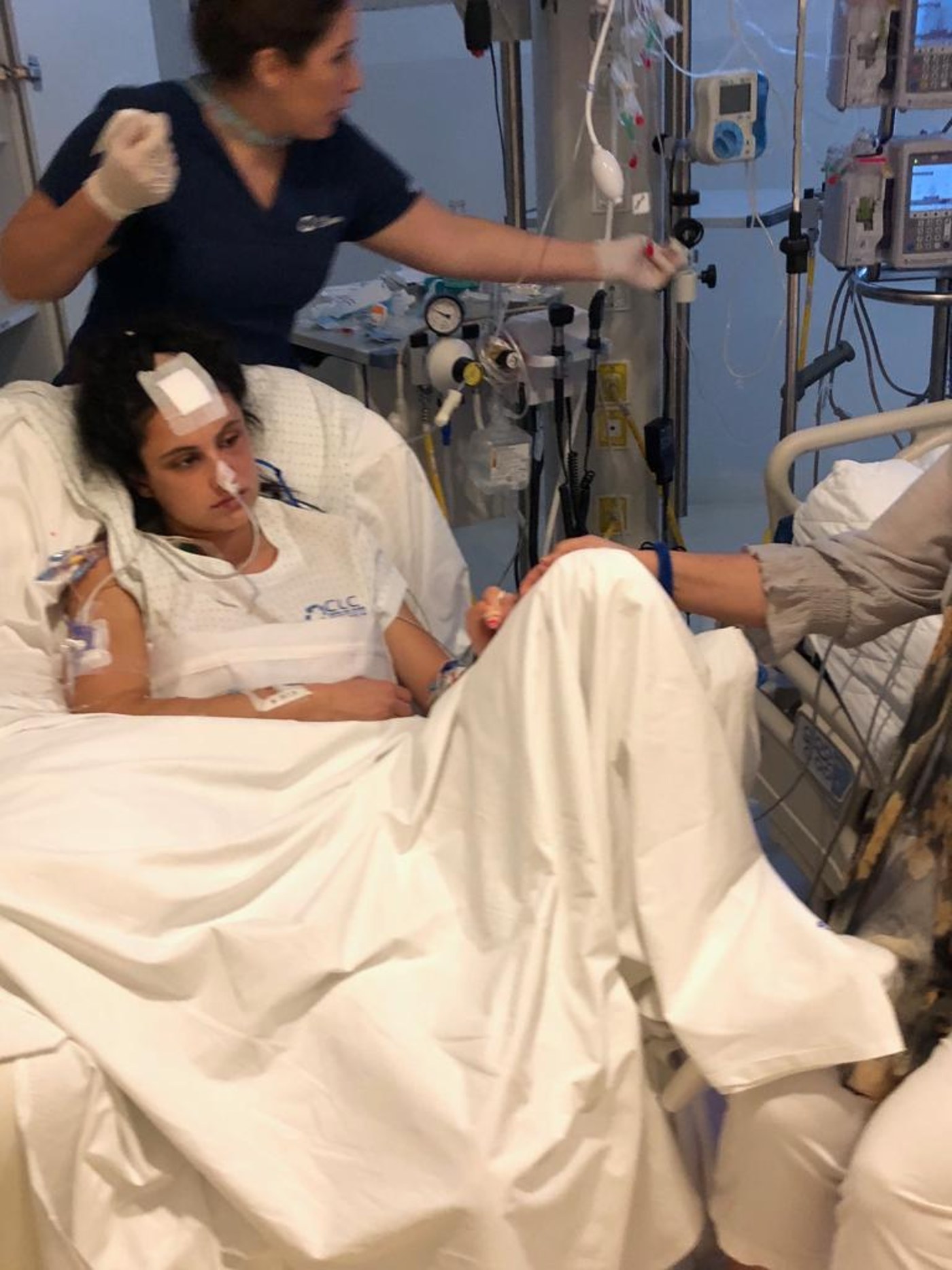 Karina en cama de hospital acompañada por una enfermera
