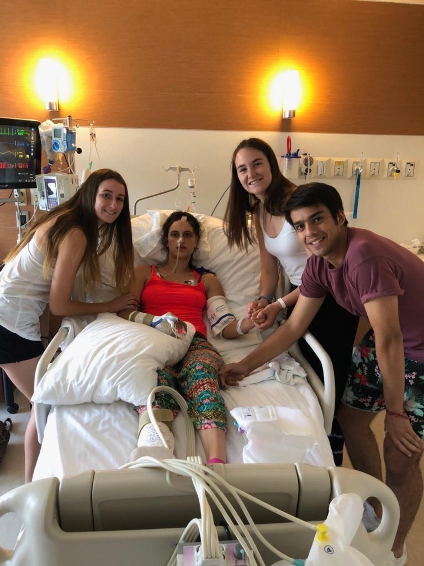 Karina acompañada por sus amigos en el hospital