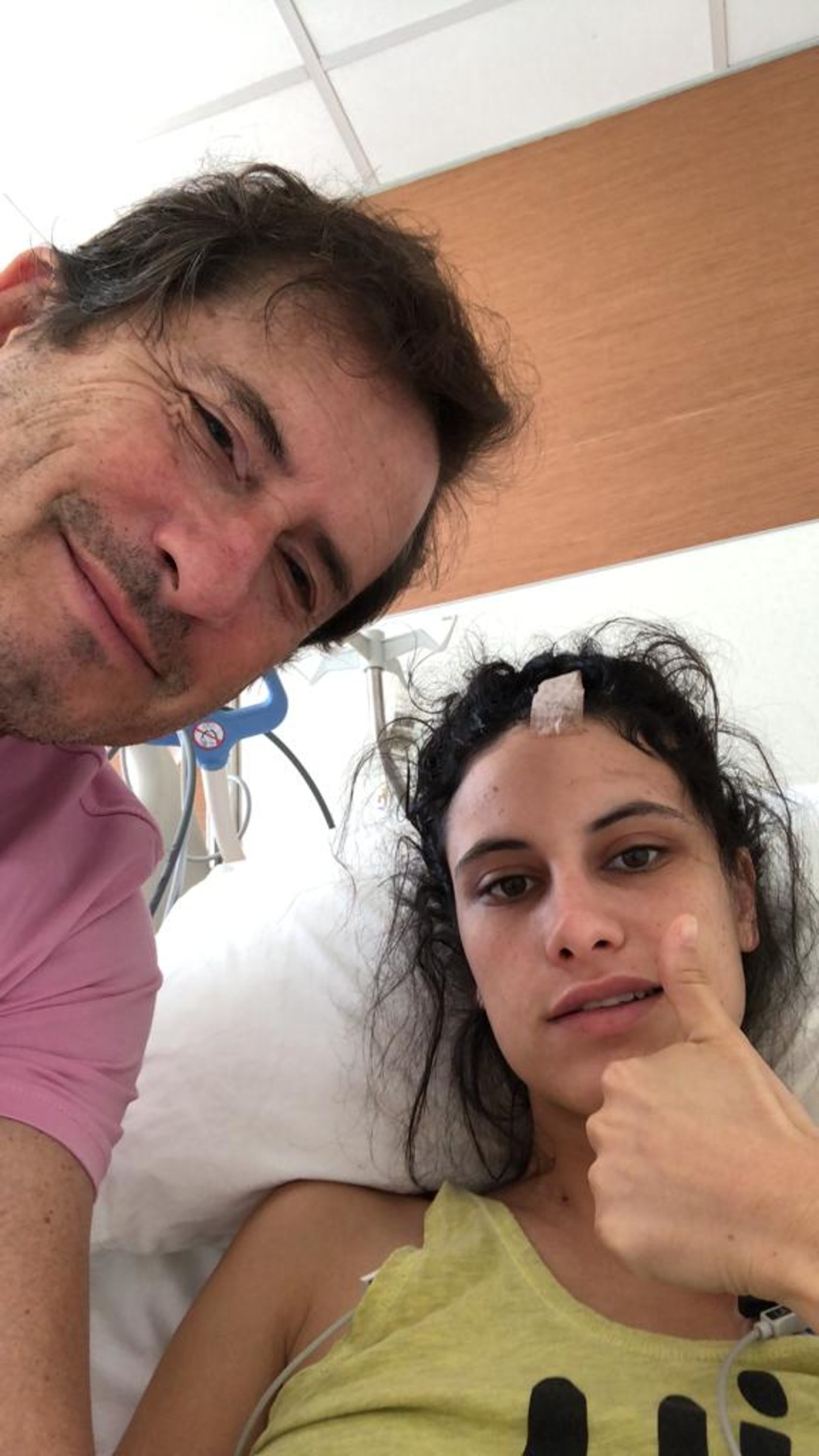 Karina junto a su padre en el hospital