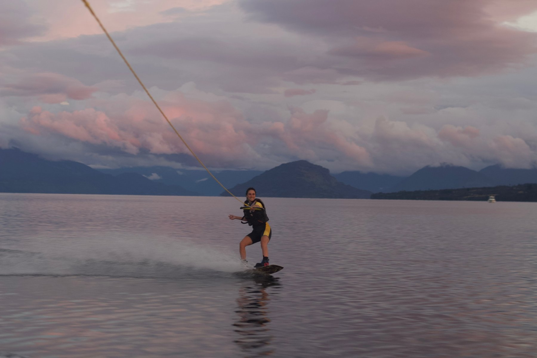 Karina haciendo wakeboard al atardecer